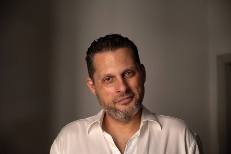 Ο Μπάμπης Βελισσάριος στην &quot;Ε&quot;: “Η ιστορία της Ελλάδας αποτυπώθηκε στα τραγούδια του Μίκη”