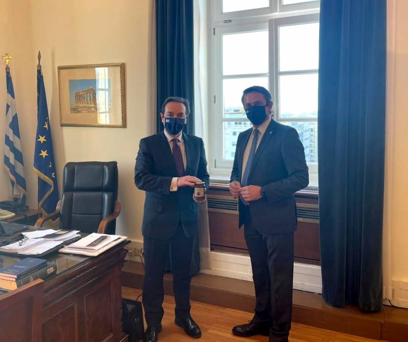 Τυποποιημένες ΠΟΠ Ελιές Καλαμάτας σε υπουργούς και βουλευτές με πρωτοβουλία Μαντά