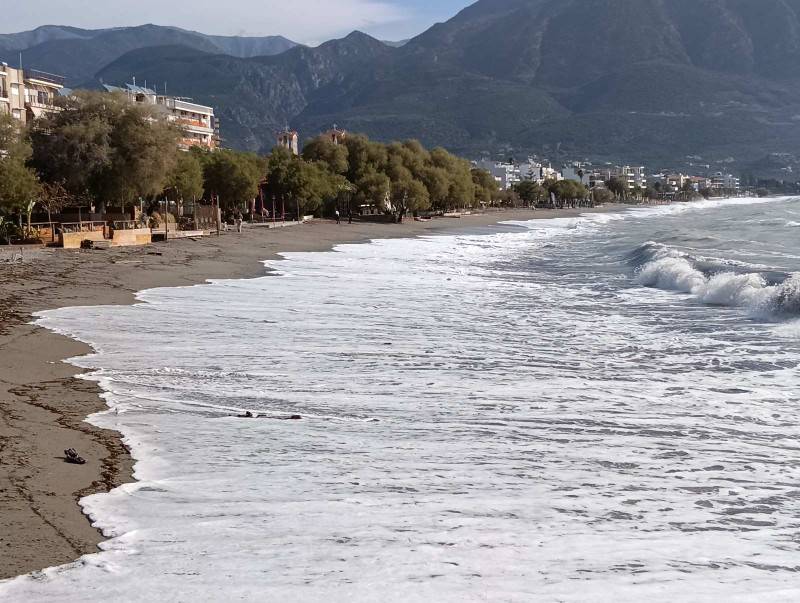 Εντυπωσιακές εικόνες με τα κύματα στην Παραλία της Καλαμάτας (βίντεο-φωτογραφίες)