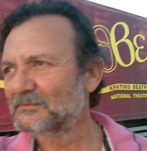 Ο Γιάννης Καλαντζόπουλος στην "Ε": "Το γέλιο είναι μηχανισμός άμυνας"