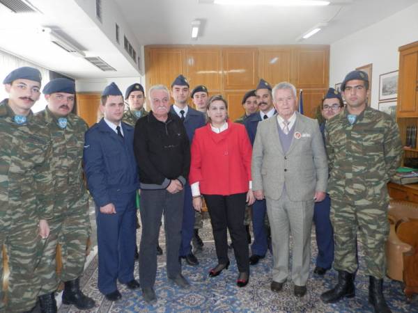 Είπαν τα κάλαντα στην Αλειφέρη