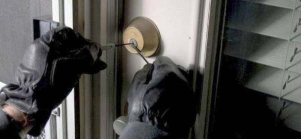 Έκλεψε σπίτια σε Κορυφάσιο, Δερβίσι και Φιλιατρά