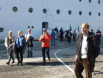 Με 1.266 τουρίστες ξανά στην Καλαμάτα το Costa Neoromantica (βίντεο και φωτογραφίες)