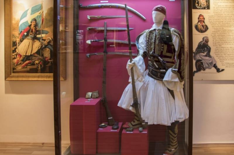 Πόλος έλξης για μαθητές το Μουσείο Στρατιωτικής Ιστορίας Καλαμάτας (βίντεο-φωτογραφίες)