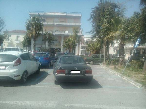 Στάθμευση σε θέσεις αναπήρων