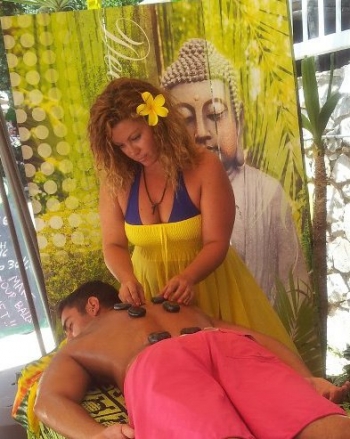 Στούπα: Μασάζ σε λουόμενους από τη Βασιλική Σπηλιώτη