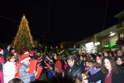Η Κυπαρισσία φωταγώγησε τα χριστουγεννιάτικά δέντρα της