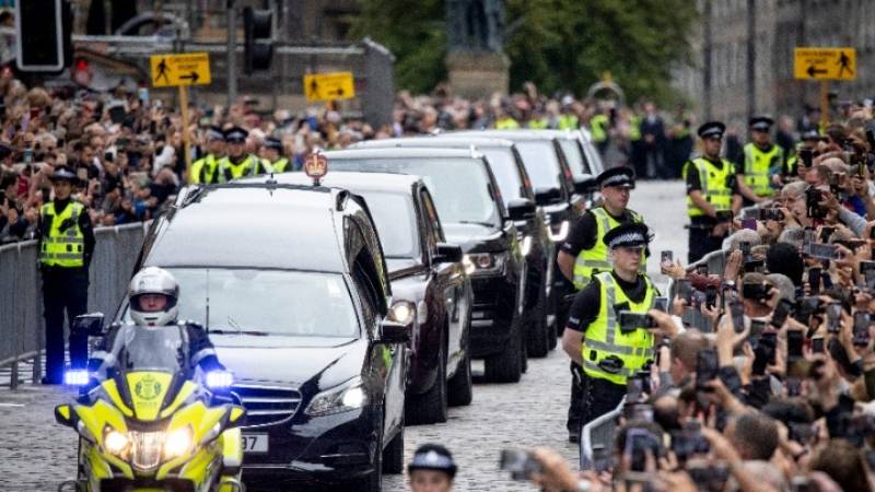 Στο Εδιμβούργο η σορός της βασίλισσας Ελισάβετ