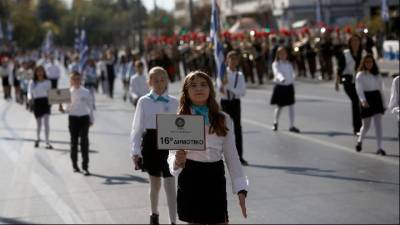 Λαμπρή μαθητική παρέλαση για την επέτειο του «ΟΧΙ» στην Αθήνα (βίντεο)