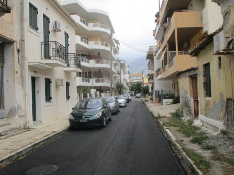 Η βροχή σταμάτησε τις ασφαλτοστρώσεις στην Καλαμάτα