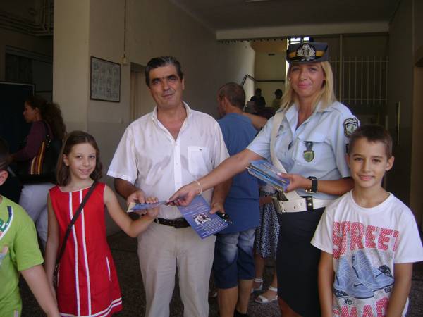 Τροχονόμοι διένειμαν ενημερωτικά φυλλάδια σε μαθητές