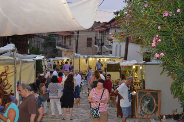Παζάρι αντικών στο μεγάλο καλντερίμι στην Ανω Πόλη Κυπαρισσίας