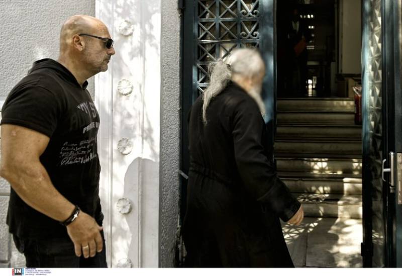 Μέγα Σπήλαιο Καλαβρύτων: Βυζαντινές εικόνες και Ευαγγέλια σε τιμή ευκαιρίας – Ο ηγούμενος σε ρόλο πωλητή (βίντεο)