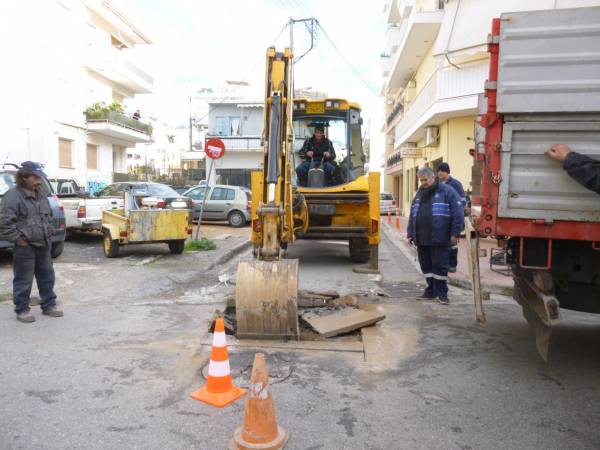 Διαρροή αγωγού αποχέτευσης στην οδό Γεωργούλη (φωτογραφίες)