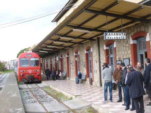 Ο Μάκαρης με τρένο στη Μεσσήνη για να εκφράσει τη στήριξή του στον προαστιακό σιδηρόδρομο (φωτογραφίες)
