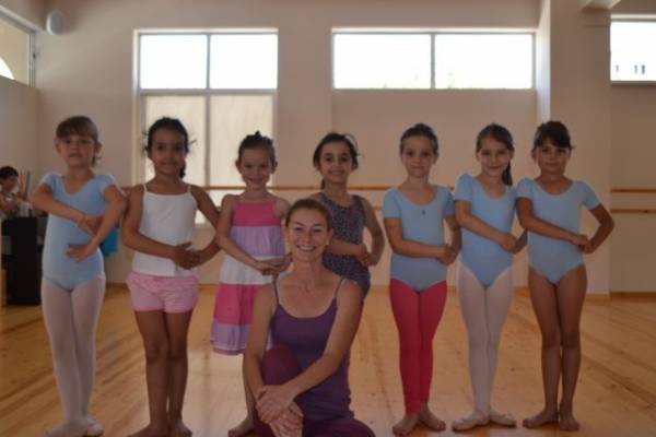 Επτά μικρές μπαλαρίνες από την Κυπαρισσία στη “Λίμνη των Κύκνων”