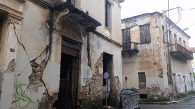 Ελεγχο στα ετοιμόρροπα της Καλαμάτας ζητεί ο Μάκαρης