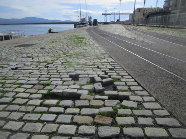 “Παγίδες” για τους πεζούς στο λιμάνι Καλαμάτας