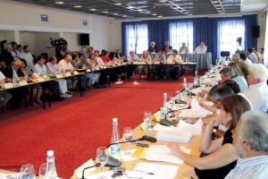 Με φορτισμένο το κλίμα του Περιφερειακού, νέα απόπειρα Τατούλη για... Συμπαραστάτη του