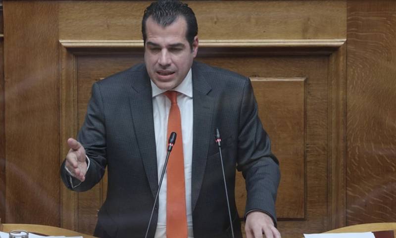 Θάνος Πλεύρης: Καταγγέλει ότι δέχτηκε επίθεση με γιαούρτια στα Πετράλωνα