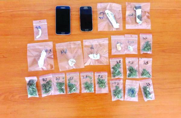 Χασίς κάτω από το πατάκι του συνοδηγού