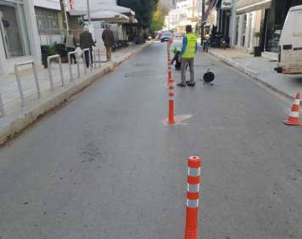 Κολονάκια στην κεντρική είσοδο των Φιλιατρών