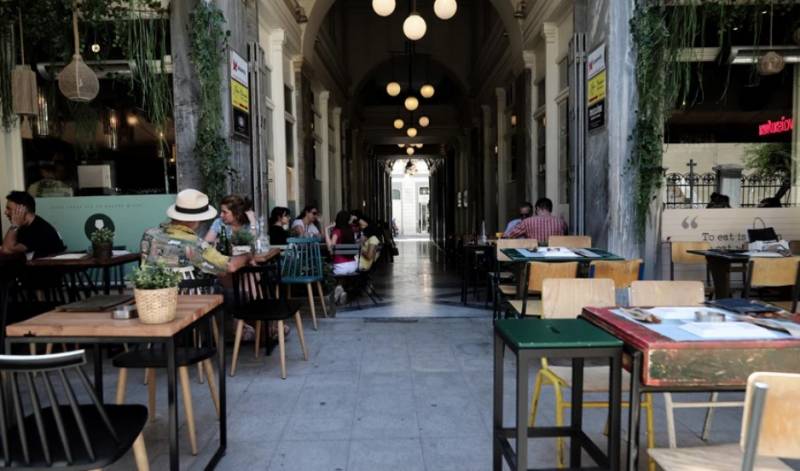 ΣΥΡΙΖΑ: Να ανοίξει ελεγχόμενα και με πρωτόκολλα σε εξωτερικούς χώρους η εστίαση