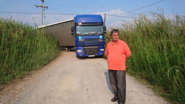 Ισπανική νταλίκα σε... χαντάκι στη ΒΙΠΕ Καλαμάτας (βίντεο)