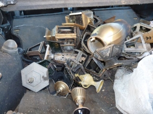 Κλεμμένα... καντήλια σε πορτμπαγκάζ αυτοκινήτου