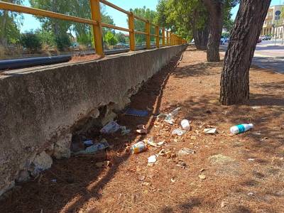 Σκουπίδια δίπλα από το ποτάμι