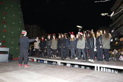 Φωταγωγήθηκε το χριστουγεννιάτικο δέντρο στην κεντρική πλατεία της Καλαμάτας (βίντεο-φωτογραφίες)