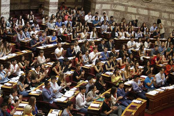 Πρωτόγνωρες εμπειρίες για τους Μεσσήνιους έφηβους βουλευτές 
