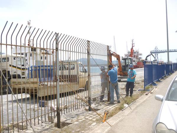 Μπήκαν ξανά τα κάγκελα στο λιμάνι