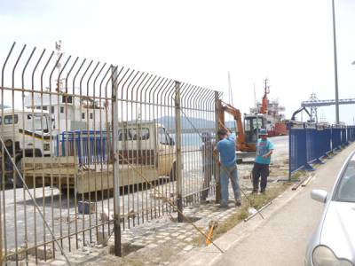 Μπήκαν ξανά τα κάγκελα στο λιμάνι