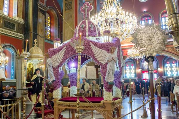 Εργο τέχνης με χιλιάδες πέρλες και άνθη ο Επιτάφιος στον Αγ. Βασίλειο της Τρίπολης (βίντεο και φωτογραφίες)