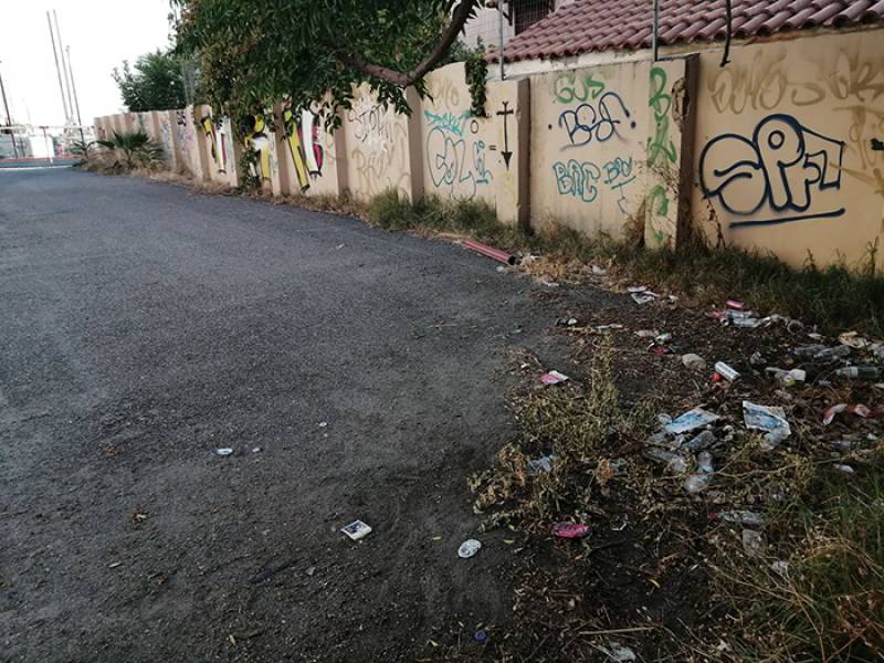 Σκουπίδια στο γήπεδο μπάσκετ στη Μαρίνα Καλαμάτας