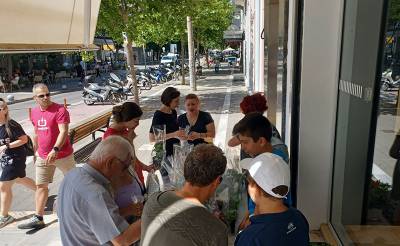 Καλαμάτα: Μοίρασαν λουλούδια για την Παγκόσμια Ημέρα Περιβάλλοντος