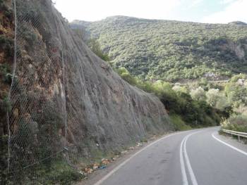Χρειάζονται κι άλλα  πλέγματα στα βράχια σε Ταΰγετο και Πολιανή