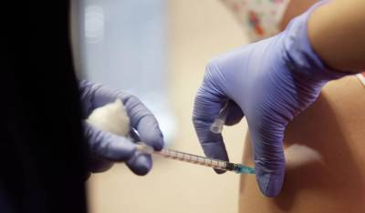 Πάτρα: Πήγε να εμβολιαστεί με ιερέα για να τη «διαβάσει» αν πάθει κάτι - Άλλη γυναίκα έριξε αγιασμό στο μπράτσο