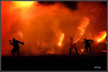 Η Μεσσηνία τήρησε και φέτος τα πασχαλινά της έθιμα (φωτογραφίες από Σαϊτοπόλεμο και κάψιμο Ιούδα)