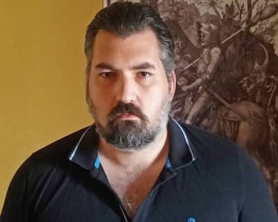 Ο Μίλτος Τσαπόγας στην «Ε»: «Η Ιστορία είναι κάτι το υπέροχο, αρκεί να αντιμετωπίζεται με αγάπη»
