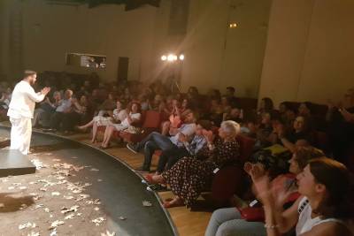 Οι “Βρικόλακες” του Ιψεν από το ΜΕΘ κέρδισαν το χειροκρότημα