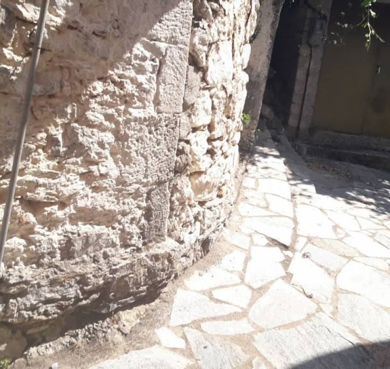 Αντιδράσεις προκαλεί λιθόστρωτο στο Λαδά