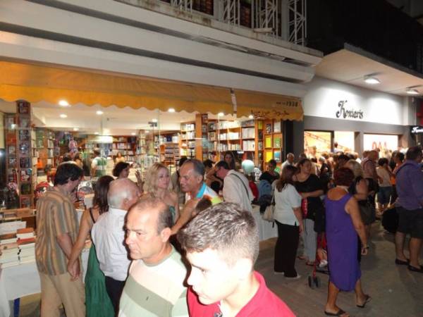 Πλημμύρισαν κόσμο οι δρόμοι της Καλαμάτας τη Λευκή Νύχτα (Βίντεο)