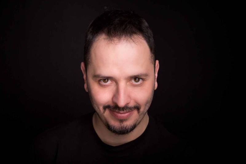 Σήμερα η νέα παράσταση του Αλέξανδρου Τσουβέλα στην Καλαμάτα