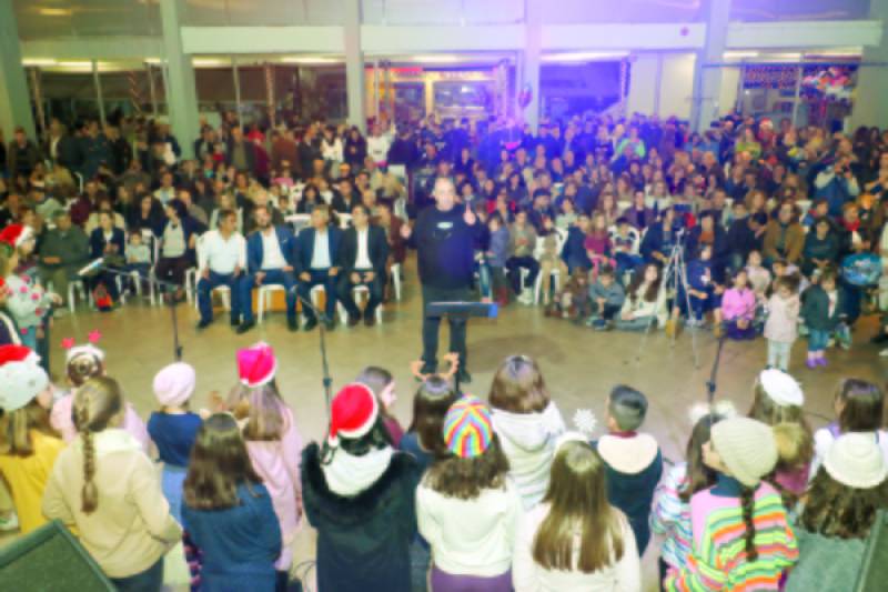 Φωταγωγήθηκε το δέντρο στην Κεντρική Αγορά Καλαμάτας