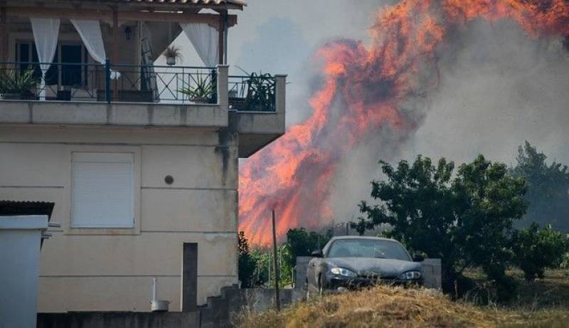Μεγάλη φωτιά στα Κρέστενα Ηλείας (βίντεο)