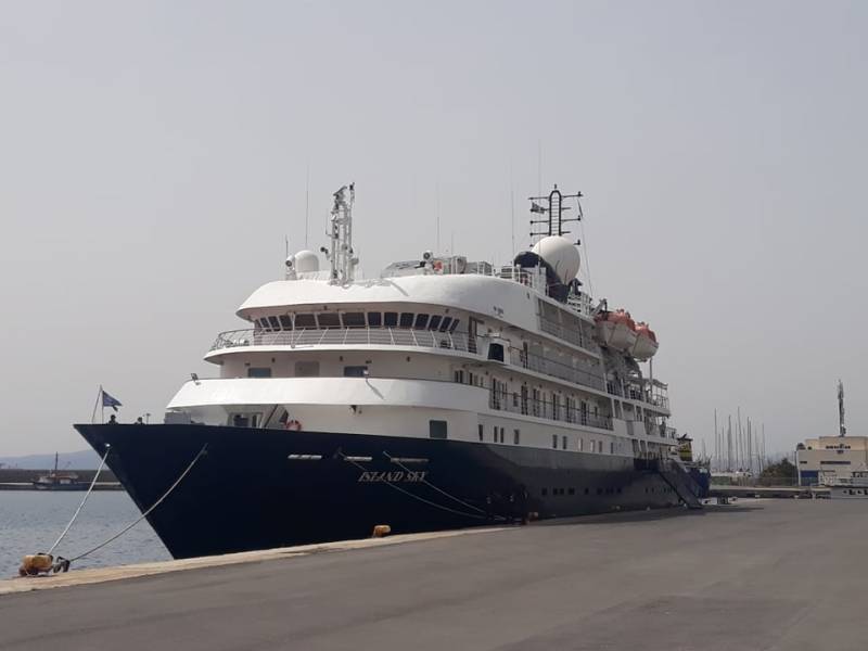 Το μικρό κρουαζιερόπλοιο &quot;Island Sky&quot; στο λιμάνι της Καλαμάτας