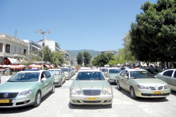 Συγκεντρώσεις ταξιτζήδων σε αεροδρόμιο και κεντρική πλατεία Καλαμάτας - Δυναμικές κινητοποιήσεις για να αποτραπεί η &quot;εξόντωσή&quot; τους