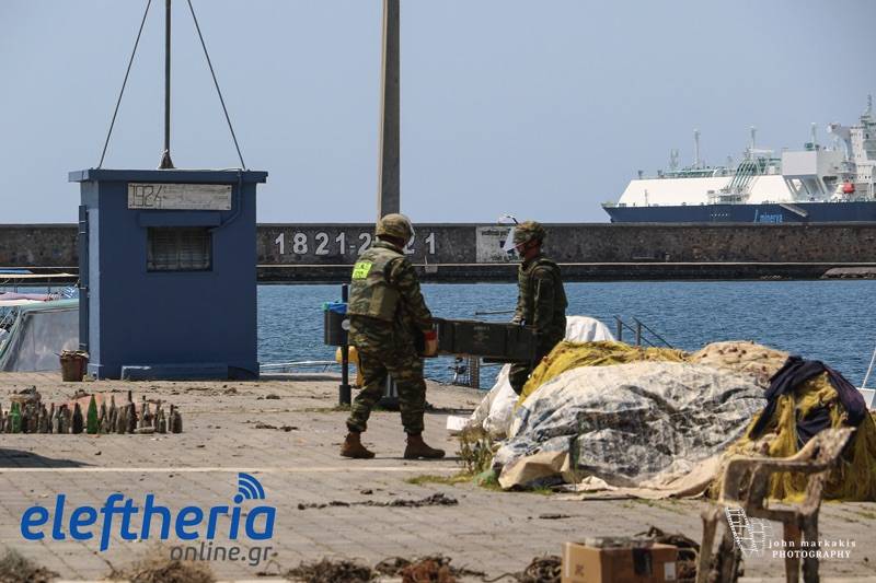 Καλαμάτα: Πυροτεχνουργοί εξουδετέρωσαν το βλήμα στο λιμάνι (βίντεο-φωτογραφίες)